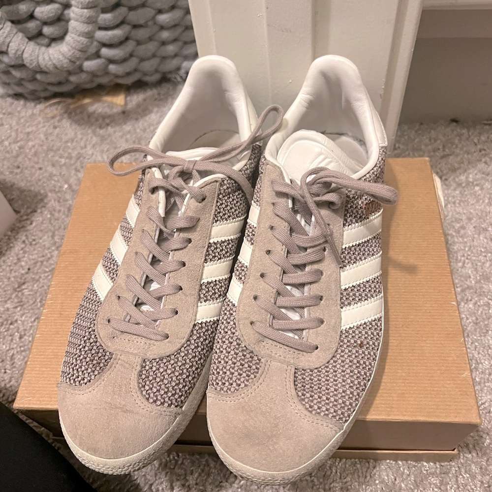 Adidas gazelle sneaker 7.5